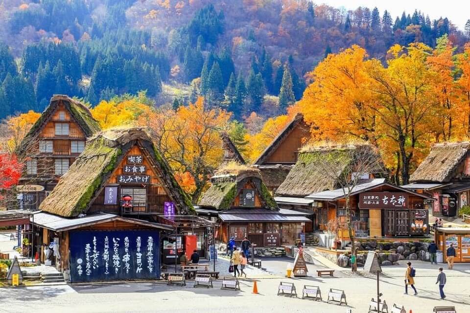 Shirakawago là một trong những ngôi làng cổ nổi tiếng nhất Nhật Bản.