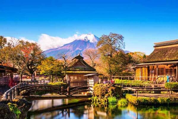 Oshino Hakkai là một ngôi làng cổ nổi tiếng với những con suối nước trong vắt và những ngôi nhà cổ kính.