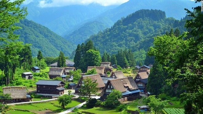 Ainokura là một ngôi làng cổ được bao bọc bởi những ngọn núi hùng vĩ.