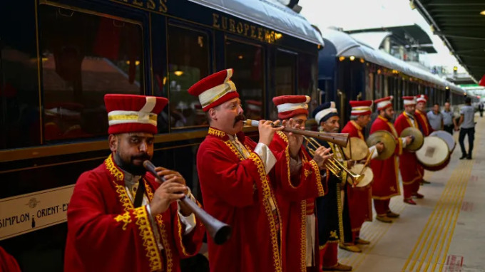 Hành khách trên chuyến tàu Venice Simplon-Orient-Express được chào đón bởi một ban nhạc Thổ Nhĩ Kỳ ở Istanbul, ngày 31/8/2022.