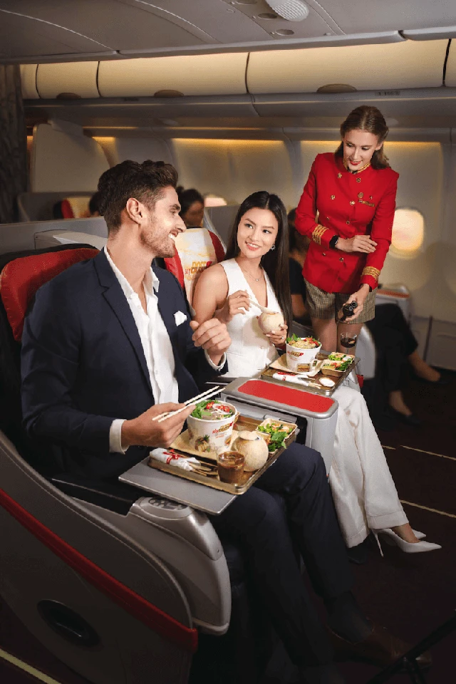 Hành trình với Vietjet không thể trọn vẹn nếu thiếu đi những bữa ăn nóng được phục vụ tận tình bởi phi hành đoàn