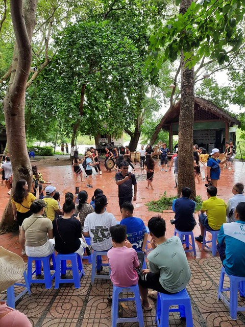 Khách du lịch tham quan Buôn Đôn, Đắk Lắk