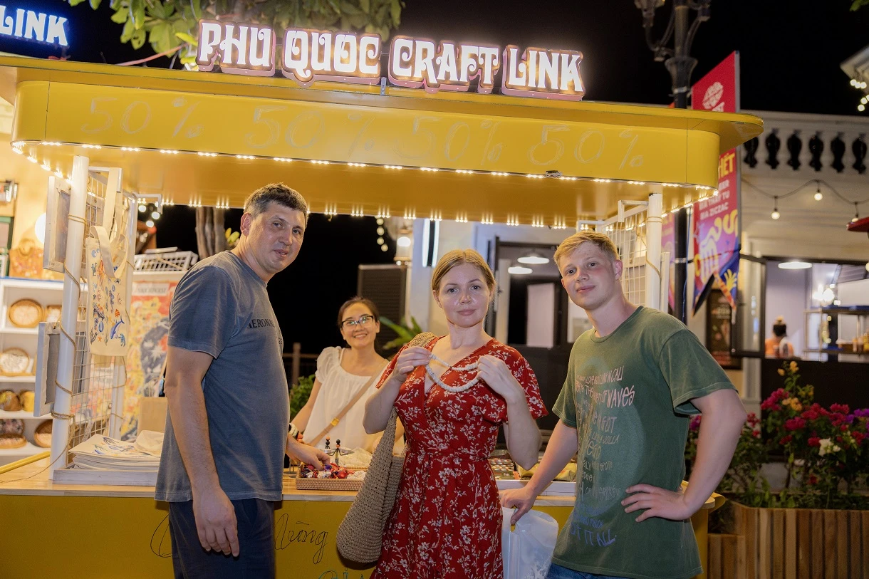Du khách thỏa sức khám phá văn hóa Việt, mua đồ Việt tại VUI-Fest