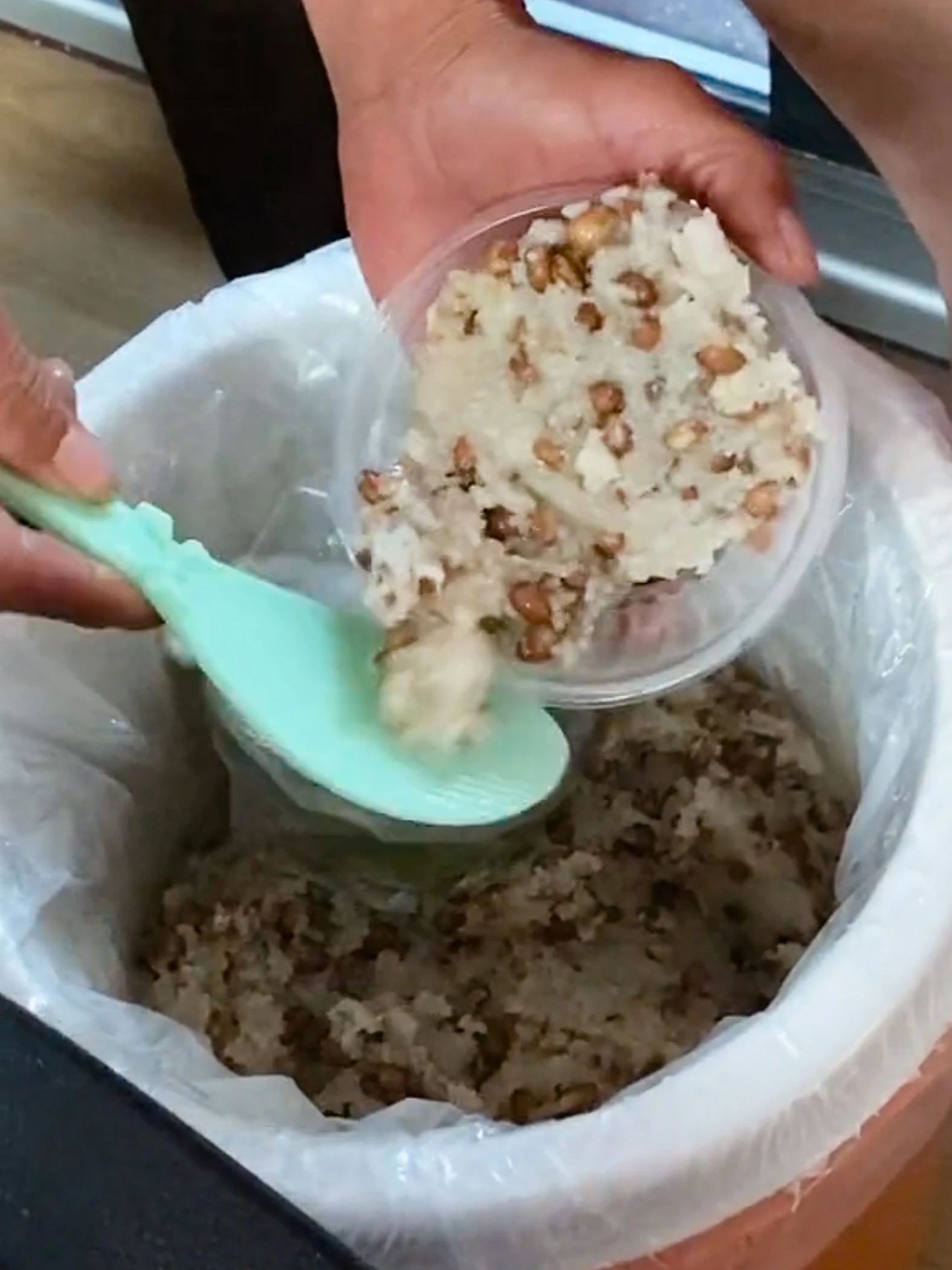Mẹ Thanh Thuỷ tự tay chuẩn bị nhiều món ăn cho gia đình trong chuyến du lịch