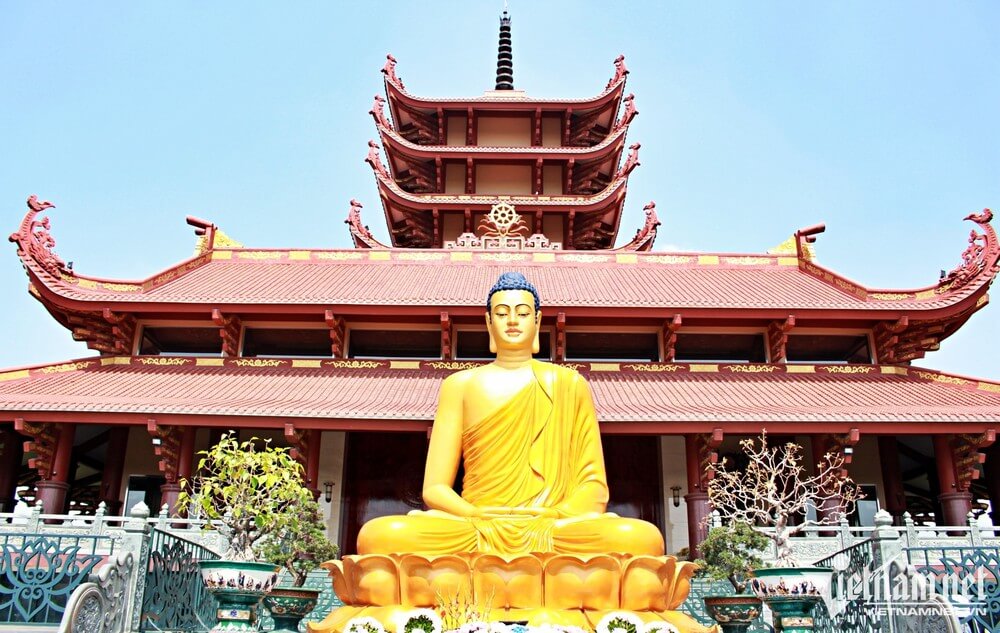 Tượng Phật cô đơn tọa thiền giữa cánh đồng hoang vu.