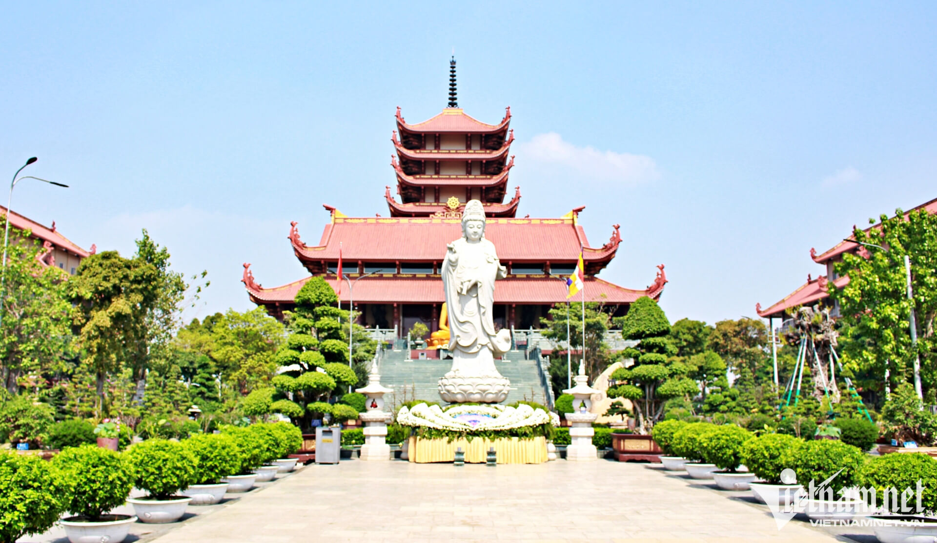 Tượng Phật cô đơn tọa thiền giữa cánh đồng hoang vu.
