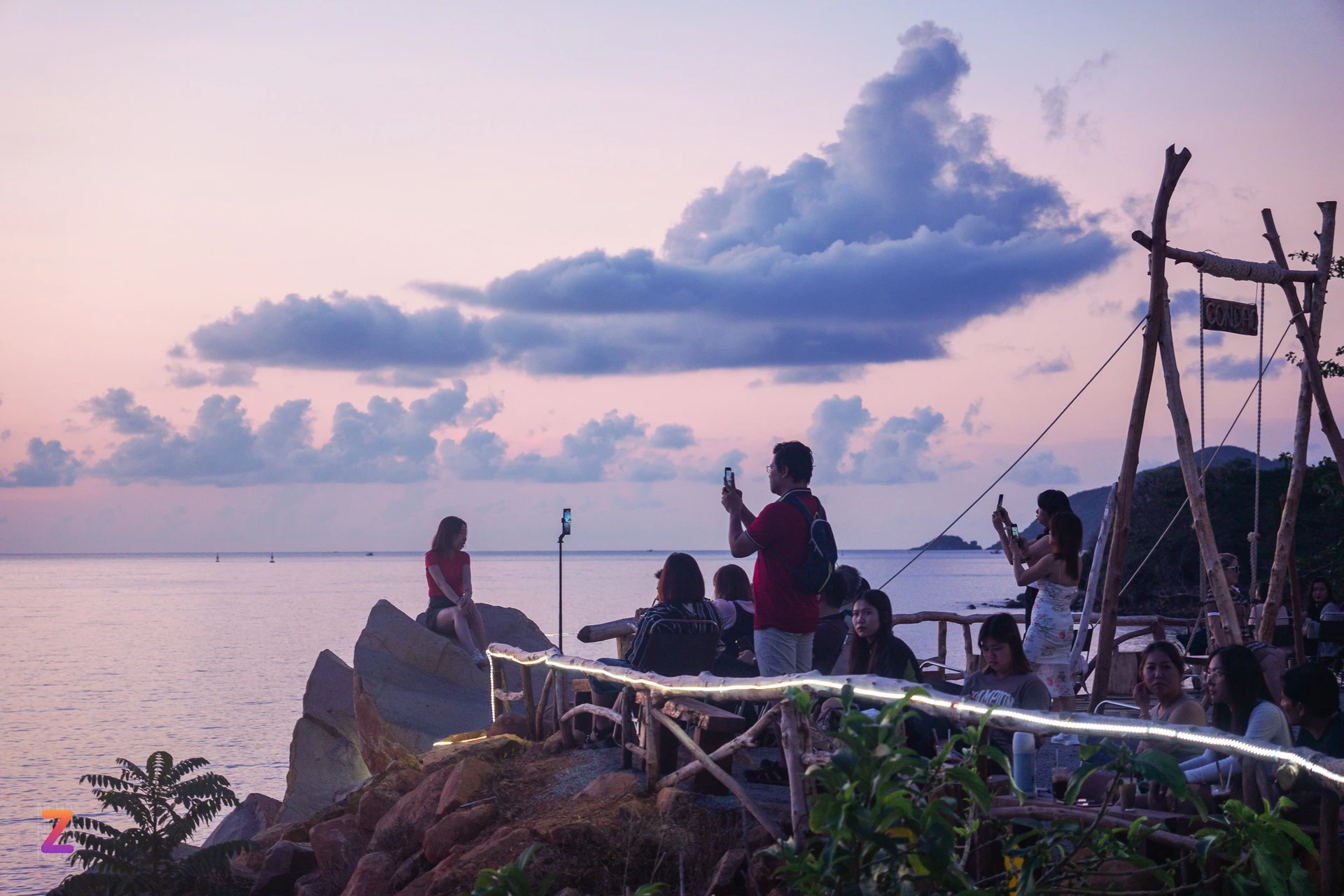 Tờ mờ sáng cuối tuần, quán cà phê Sunrise Côn Đảo thu hút giới trẻ trẻ tìm đến thưởng thức cà phê, chờ bình minh lên.