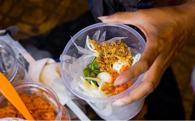 Bánh tráng trộn ở khu ăn vặt Chi Lăng.