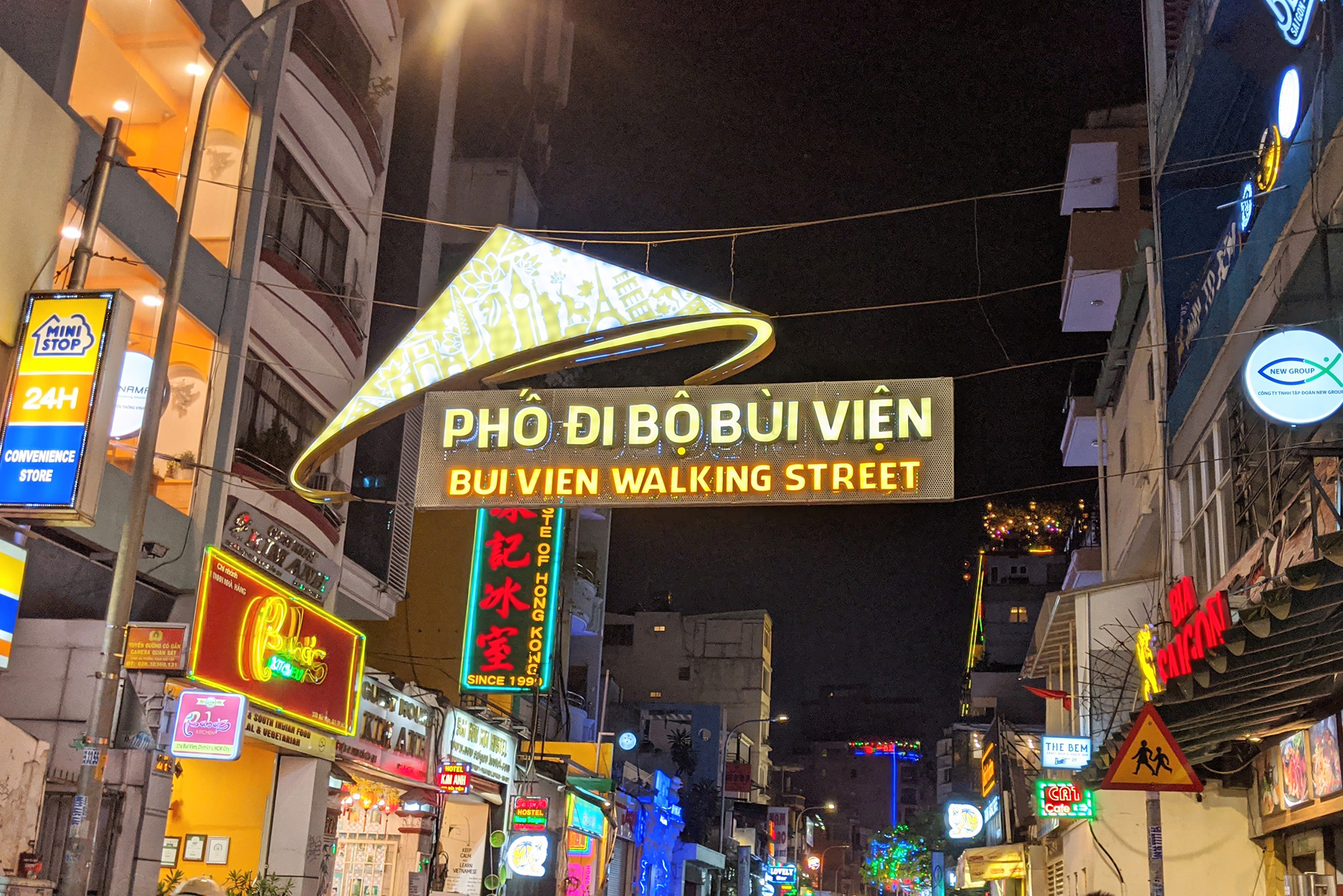 Phố Tây Bùi Viện sầm uất, nhộn nhịp.