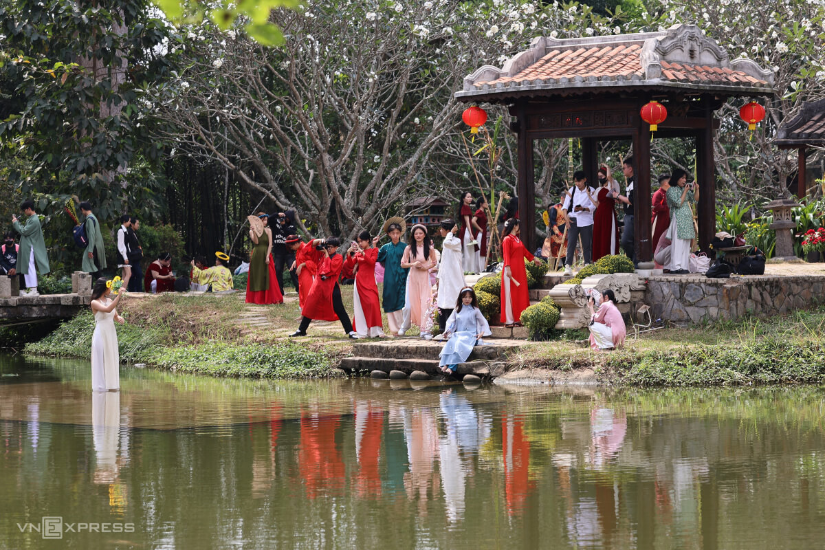 Các tiểu cảnh quanh hồ nước ở giữa bảo tàng nhộn nhịp người tham quan. Không gian bảo tàng đậm bản sắc miền quê Việt Nam với những nếp nhà mang kiến trúc truyền thống, có màu sắc thiền tịnh, phù hợp để chụp ảnh với trang phục áo dài dịp Tết.