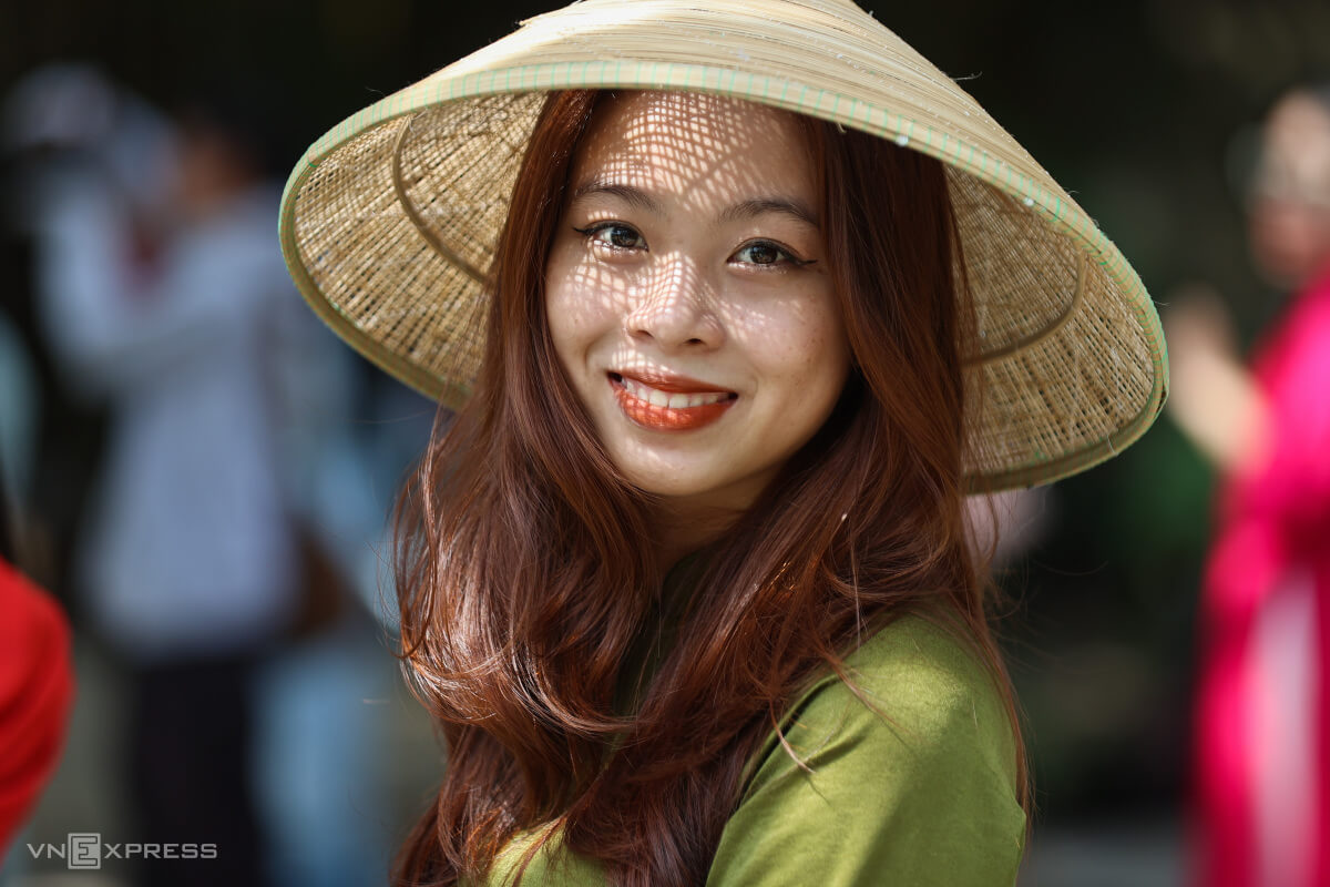 ô gái 21 tuổi cho biết, cả nhóm bạn đi từ sáng sớm, thuê trang phục cùng phụ kiện hết 400.000 đồng để có những bức ảnh đẹp mang không khí Tết. "Không gian nơi đây hoài cổ, tiểu cảnh nào cũng đẹp, dù đông người nhưng vẫn thoáng mát", Tới nói.
