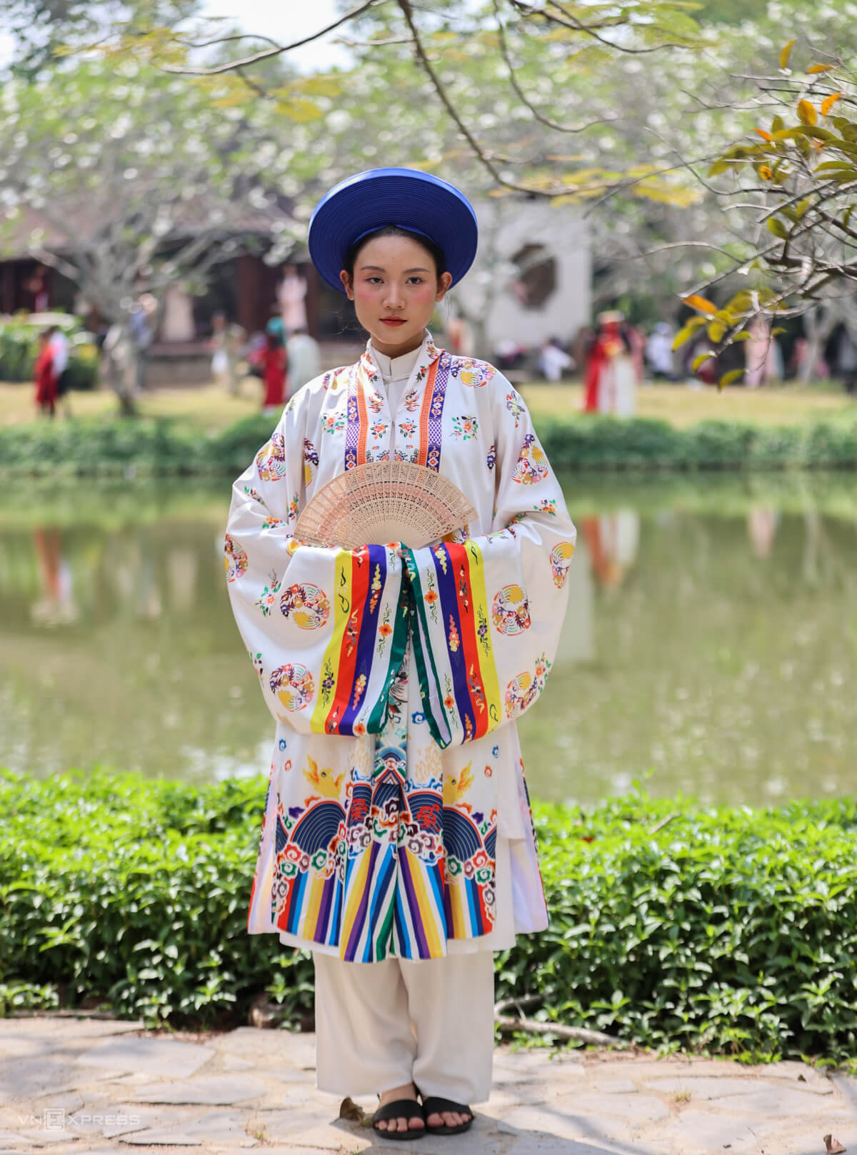 Trong bộ cổ phục Nhật Bình, Lương Ngọc Vy, 23 tuổi, thướt tha tạo dáng bên hồ nước. "Không nghĩ bảo tàng đông đúc như vậy, ở góc nào mọi người cũng phải chờ nhau để có ảnh đẹp", Vy nói.
