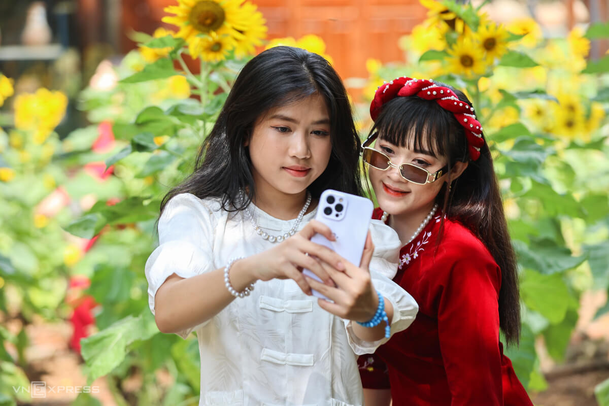Nhà ở quận 8, cách bảo tàng gần 40 km, Võ Gia Hân (áo đỏ) cùng bạn đi từ sáng sớm.