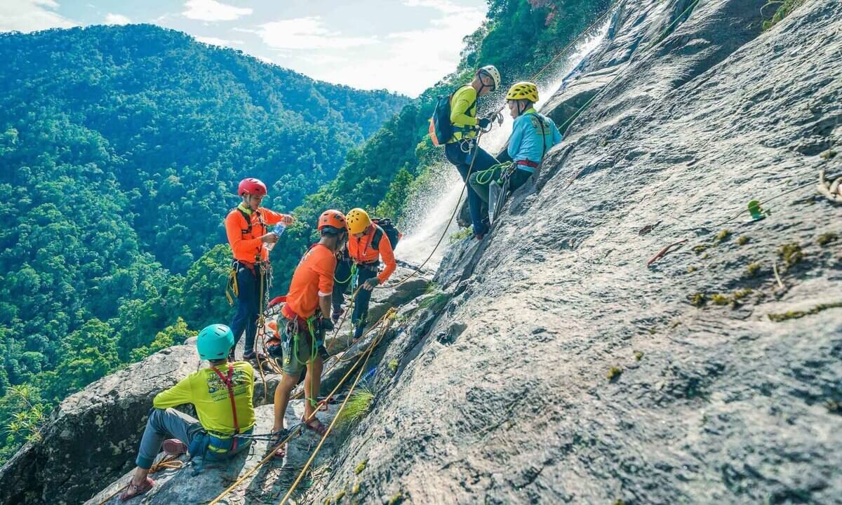 Quá trình đu dây vượt thác không duy trì liên tục, có điểm dừng để lấy sức. Các điểm dừng là những mặt phẳng ở lưng chừng thác, có diện tích đủ rộng để có thể đứng hoặc ngồi. Không tháo dây đu và các thiết bị chuyên dụng trong lúc nghỉ để đảm bảo an toàn.