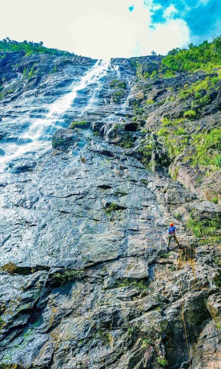 Để trải nghiệm canyoning thác Đỗ Quyên, theo anh Dũng, thời điểm thích hợp nhất là từ tháng 3 đến tháng 9. Bên cạnh điều kiện thời tiết đẹp, lưu lượng nước tại thác không quá lớn cũng khiến trải nghiệm an toàn và thoải mái hơn.