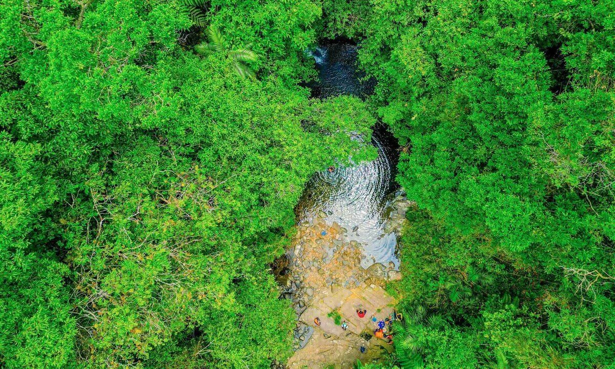 Đến thác Đỗ Quyên, ngoài canyoning, du khách có thể cắm trại qua đêm, giao lưu văn hóa cùng porter bản địa, trekking VQG Bạch Mã, bơi lội ở Ngũ Hồ và tận hưởng không gian thiên nhiên tại VQG Bạch Mã.