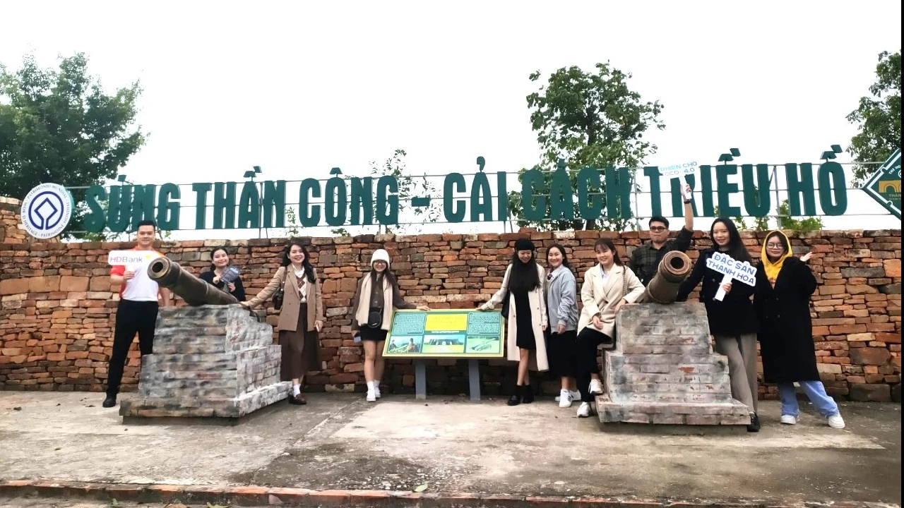 Du khách thích thú chụp ảnh khu trưng bày mô hình súng thần công ở Thành nhà Hồ