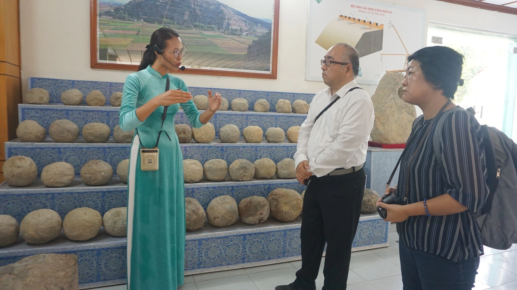 Hướng dẫn viên của Trung tâm bảo tồn di sản Thành nhà Hồ giới thiệu về di sản Thành nhà Hồ cho du khách Nhật Bản
