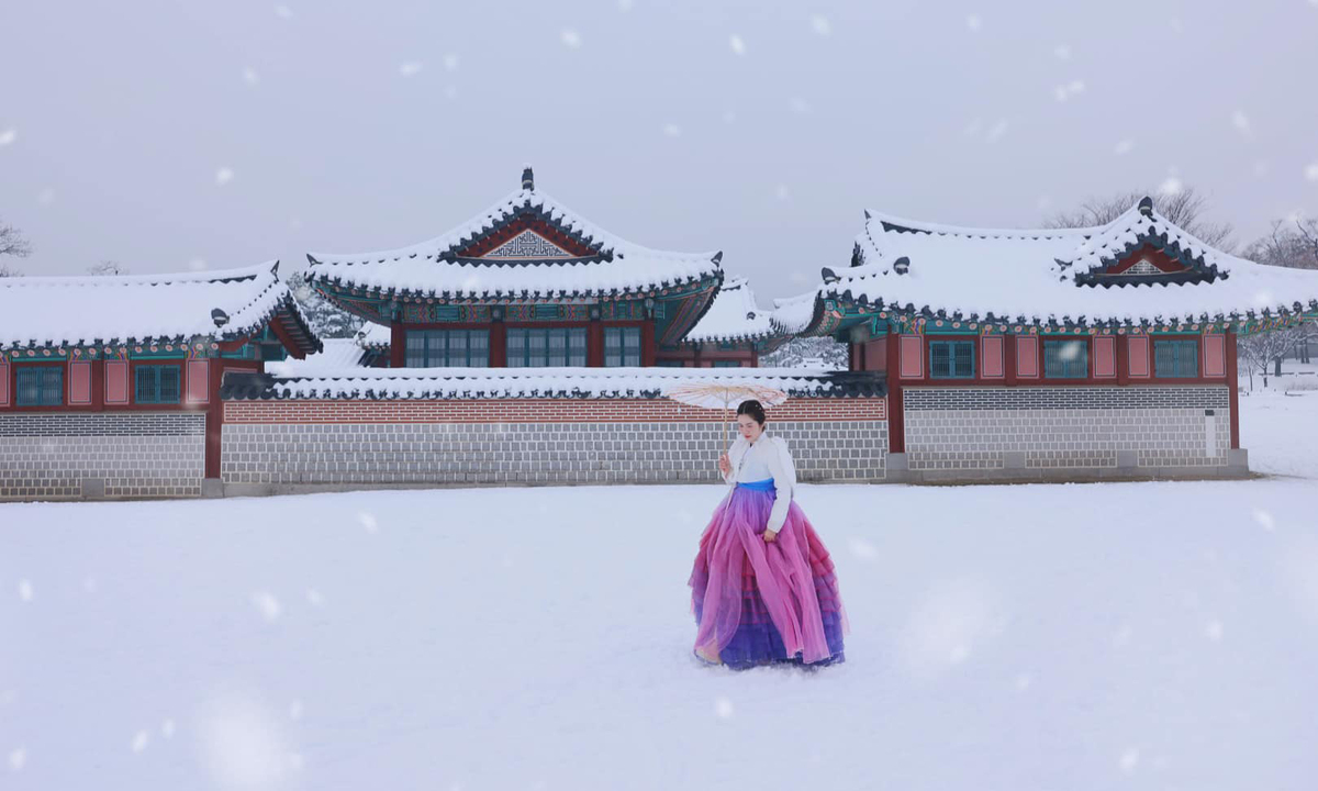 Dù đến Gyeongbokgung chụp ảnh mỗi ngày, anh Linh vẫn cảm thấy "bị nghẹt thở, tim đập nhanh vì hồi hộp và quá thích thú" khi đứng trước khung cảnh cả khuôn viên rộng khoảng 400.000 m2 của cung điện được "nhuộm" trắng.
