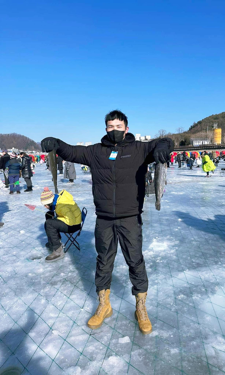 Dịp cuối năm 2023, anh Linh đã có trải nghiệm câu cá hồi trên sông băng ở Pyeongchang, tỉnh Gangwon