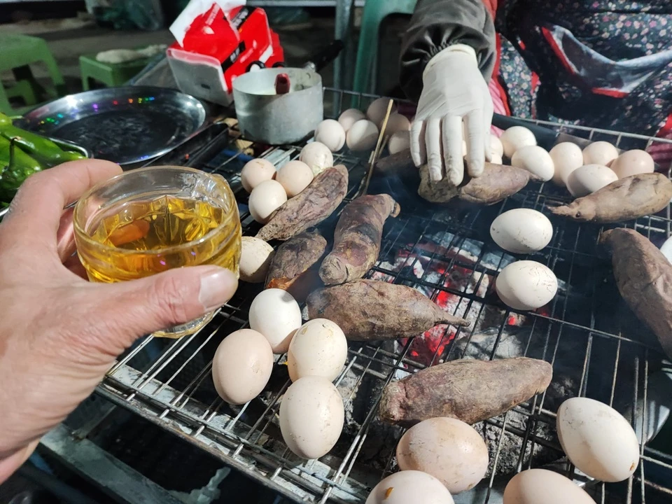Về trang phục, du khách mặc nhiều lớp áo sẽ tốt hơn chỉ mặc đồ dày, cần mang theo mũ len, găng tay để đảm bảo kín gió.