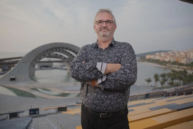 Ông Jean-Christophe Canizares - CEO của ECA2 trước sân khấu Nụ hôn của biển cả