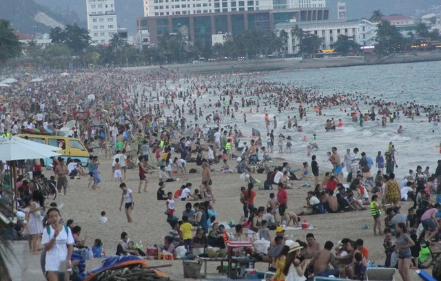 Các bãi biển miền Trung thường đông đúc khách vào những ngày tết