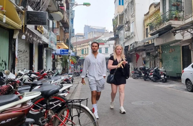Khu phố Tây ở Hà Nội vắng vẻ, hàng quán đóng cửa trong ngày đầu tết