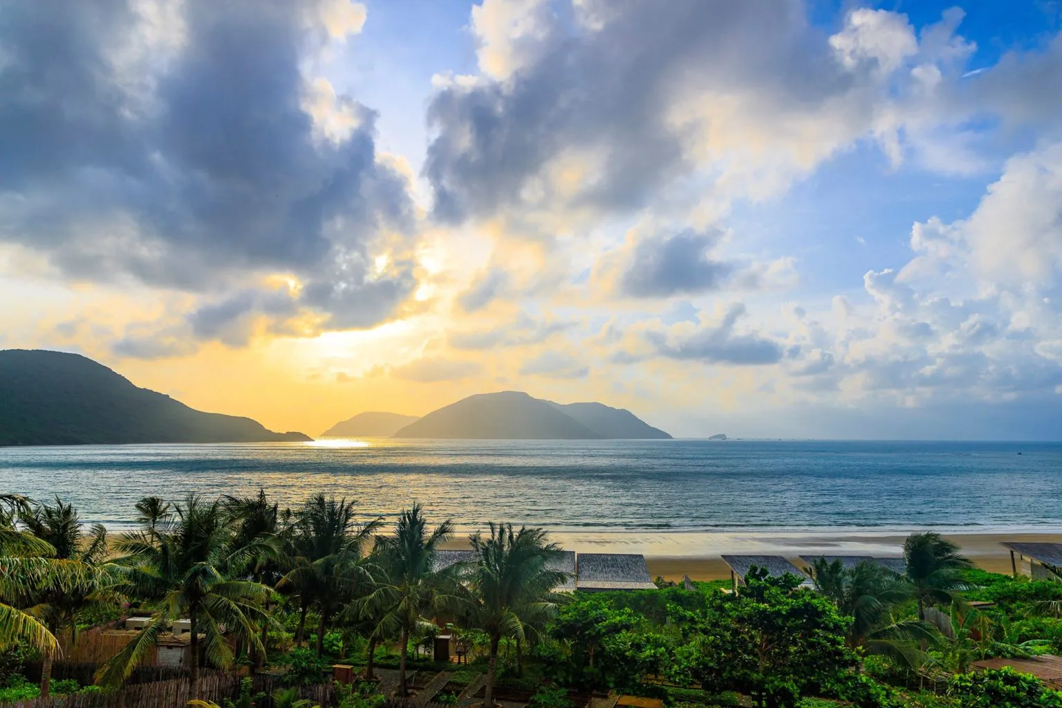 Mùa khô của Côn Đảo bắt đầu từ tháng 12 đến tháng 4 năm sau.
