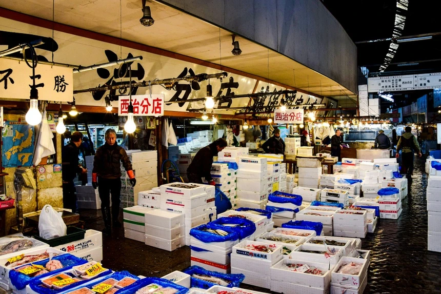 Tránh đi chợ cá Tsukiji vào giờ cao điểm.