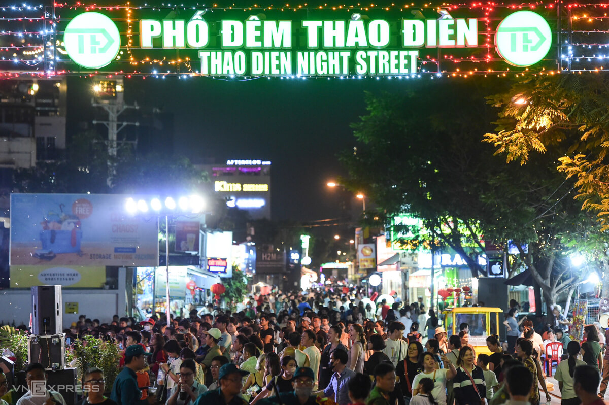Tối 19/1, phố đêm Thảo Điền, TP Thủ Đức đi vào hoạt động, thu hút hàng nghìn người tham gia.