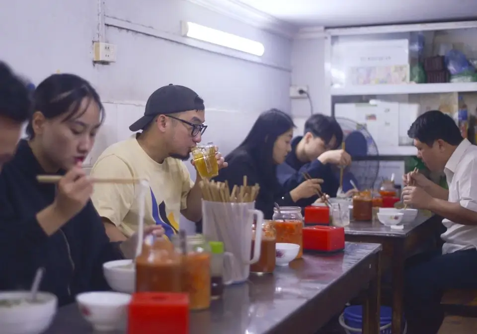 Trong những ngày gần đây, thực khách kéo đến phở Lâm đông nghẹt, phần lớn là những bạn trẻ.