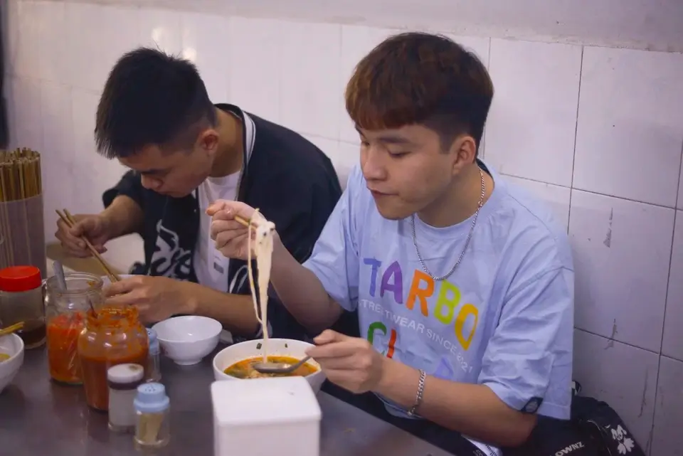 Hà Văn Hùng (20 tuổi) cùng một người bạn đến thưởng thức phở tại quán lần đầu.