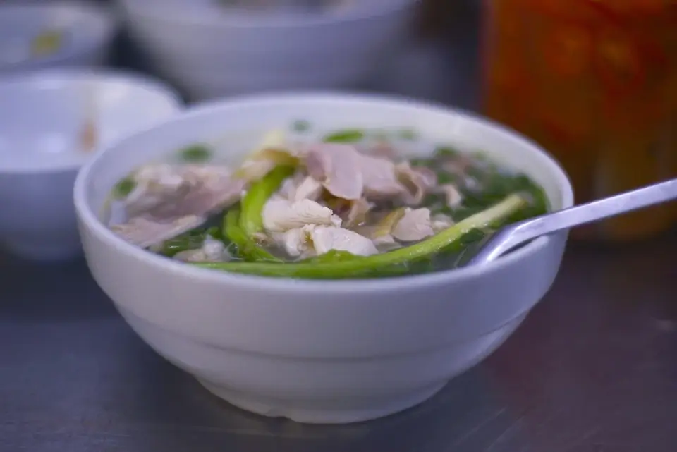 Nước dùng tại phở gà Lâm đậm đà, ninh từ bằng xương chất lượng trong thời gian dài để tiết ra độ ngọt thanh tự nhiên, không gắt cổ.
