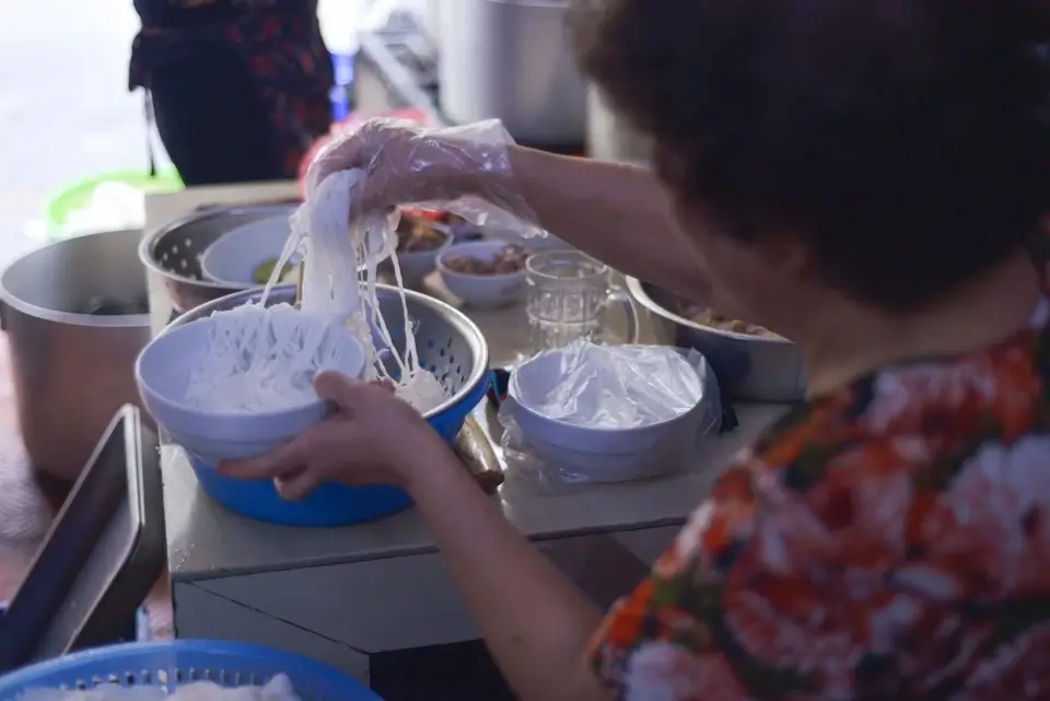 Ngoài nước dùng, điều làm nên tên tuổi của phở Lâm là sợi bánh phở to hơn những quán khác