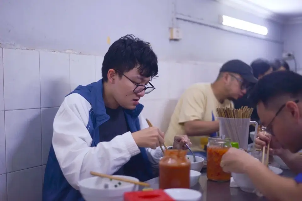 Vì lượng khách quá đông, quán không còn chỗ ngồi lại, nhiều thực khách phải sang quán cà phê đối diện để thưởng thức phở gà gia truyền.