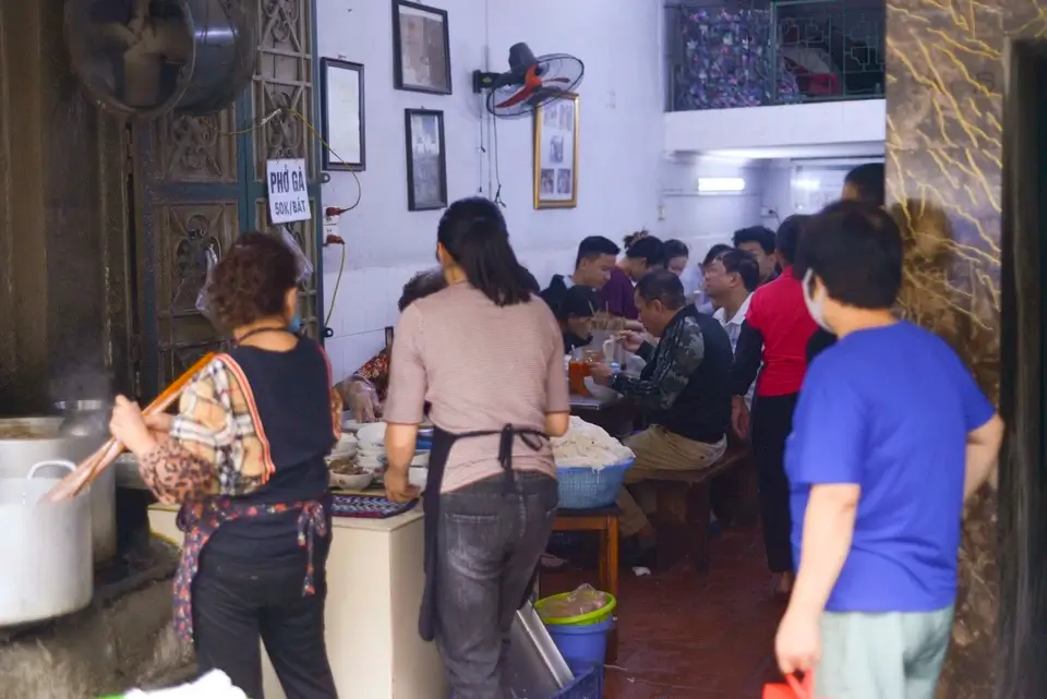 Phở gà Lâm mở cửa từ 6-22h. Tuy nhiên, khoảng 13h30, quán đã thông báo hết phở vì chủ quán không nấu thêm, nhiều thực khách đành ra về trong tiếc nuối.