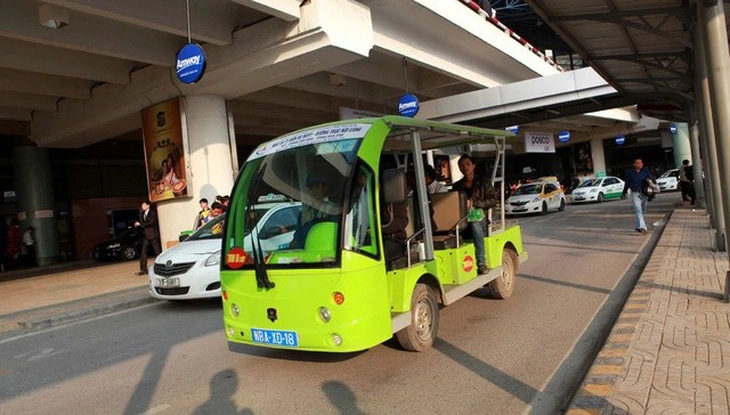 Xe điện 4 bánh hoạt động tại sân bay Nội Bài, Hà Nội.