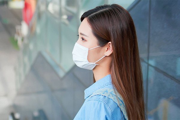 Ra ngoài hãy đeo khẩu trang chống bụi mịn để bảo vệ hệ hô hấp.