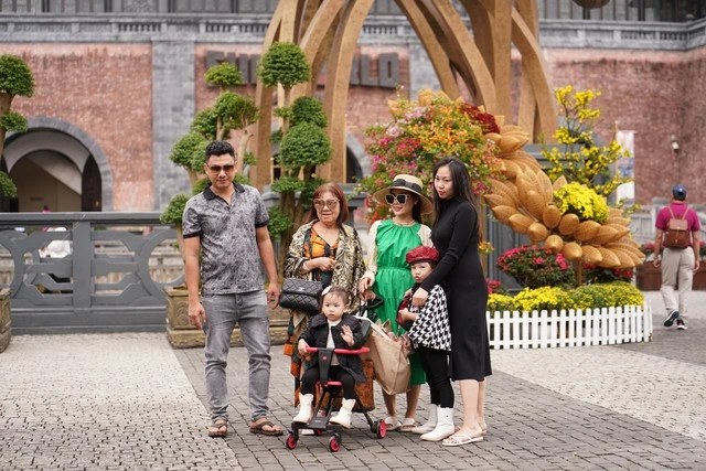 Du khách check-in Sun World Ba Na Hills