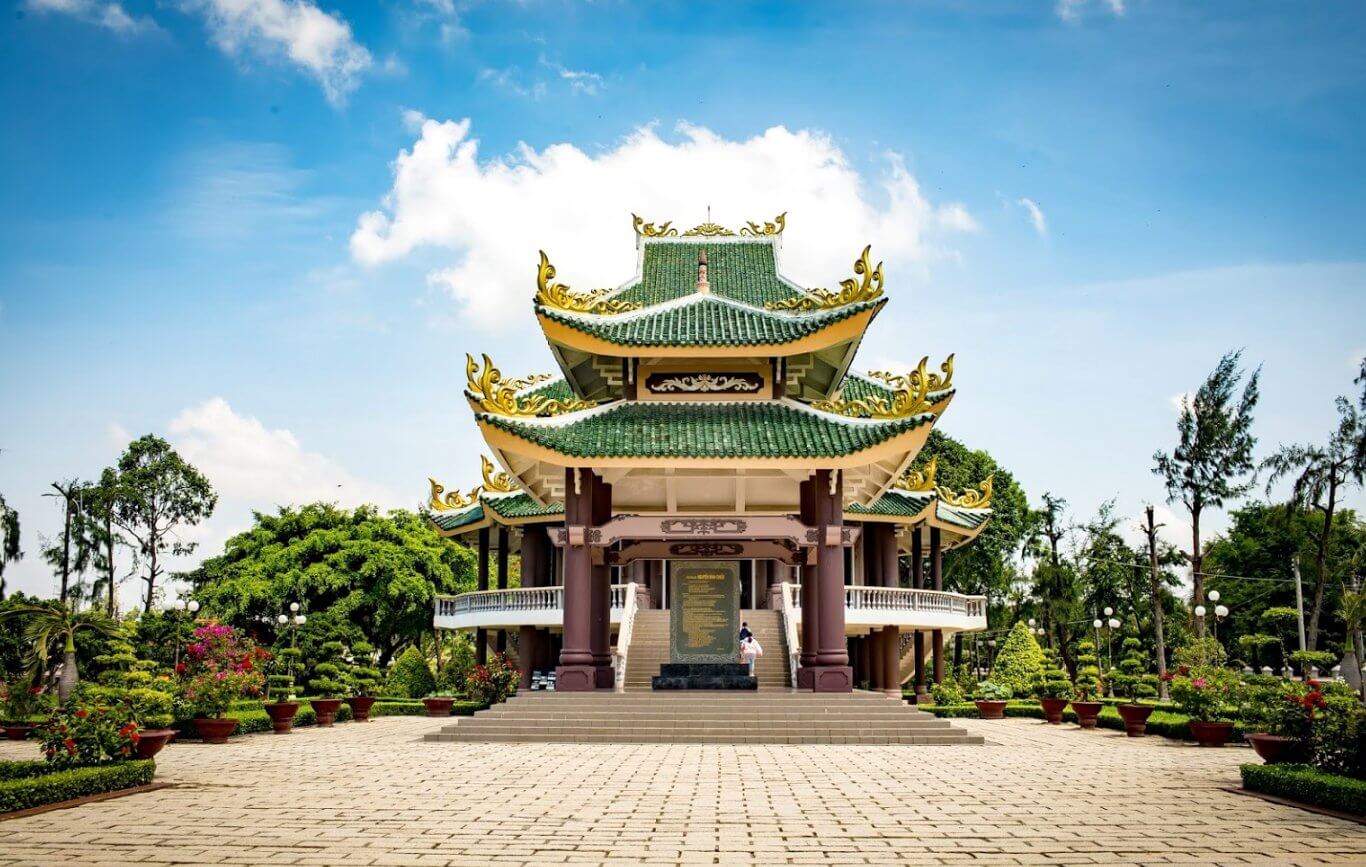 Lăng mộ của cụ Nguyễn Đình Chiểu ở Bến Tre là một điểm tham quan lịch sử và văn hóa đặc biệt
