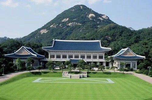 Nhà Xanh được xây dựng trên một khuôn viên rộng lớn với kiến trúc truyền thống Hàn Quốc kết hợp yếu tố hiện đại.