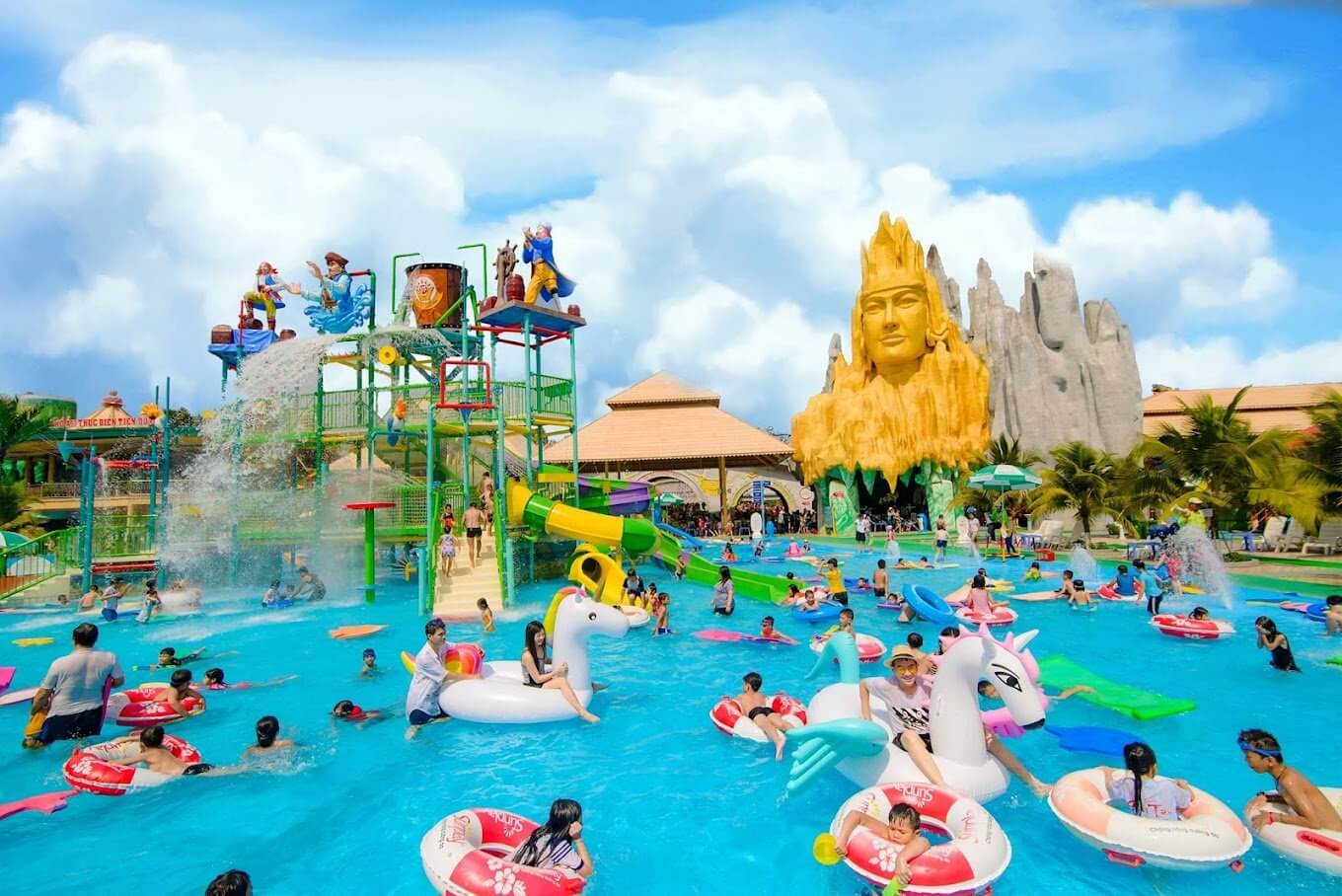 Bãi biển nhân tạo trong khu du lịch Suối Tiên