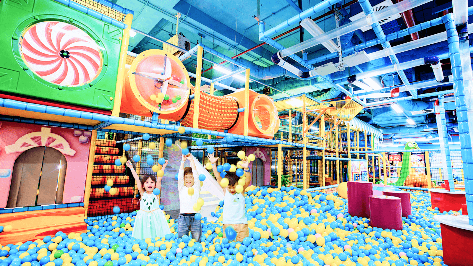 Bé yêu thích khu nhà banh tại tiNiWorld