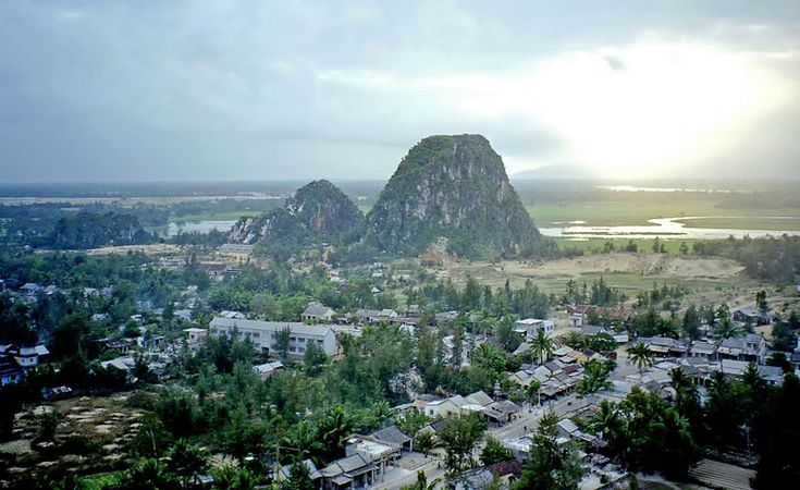 Ngũ Hành Sơn là một quần thể gồm 5 ngọn núi đá vôi với nhiều hang động, chùa chiền và cảnh quan thiên nhiên hùng vĩ.