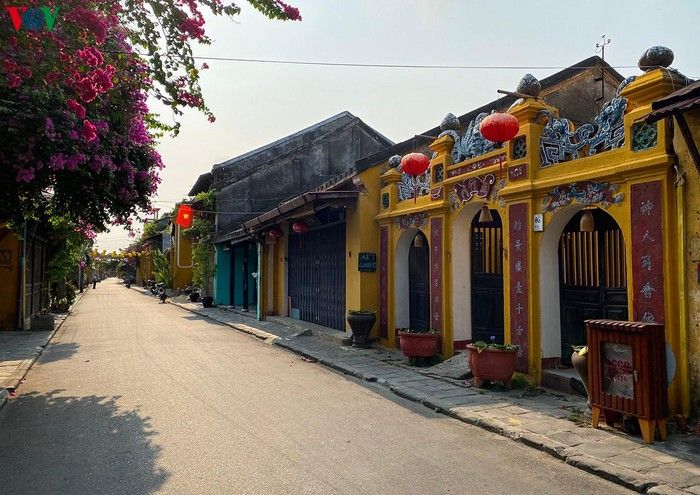Phố cổ Hội An là Di sản Văn hóa Thế giới với nhiều kiến trúc ngôi nhà cổ kính, con đường nhỏ hẹp và những chiếc đèn lồng lung linh huyền ảo.