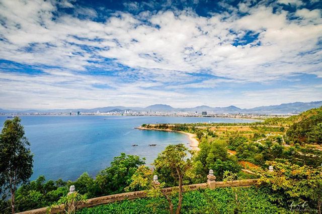 Bán đảo Sơn Trà sở hữu những bãi biển hoang sơ, những con đường mòn uốn lượn qua cánh rừng nguyên sinh