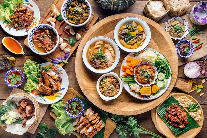 Thay vì đi ăn nhà hàng, hãy dành thời gian nấu cho Mẹ một bữa cơm ngon tại nhà.