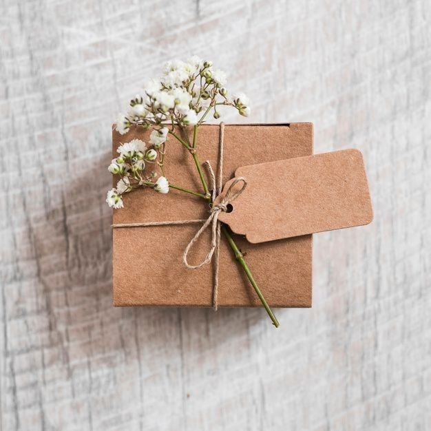 Bạn có thể tự tay làm thiệp, vẽ tranh, hay đan khăn choàng cổ, v.v. để dành tặng Mẹ.