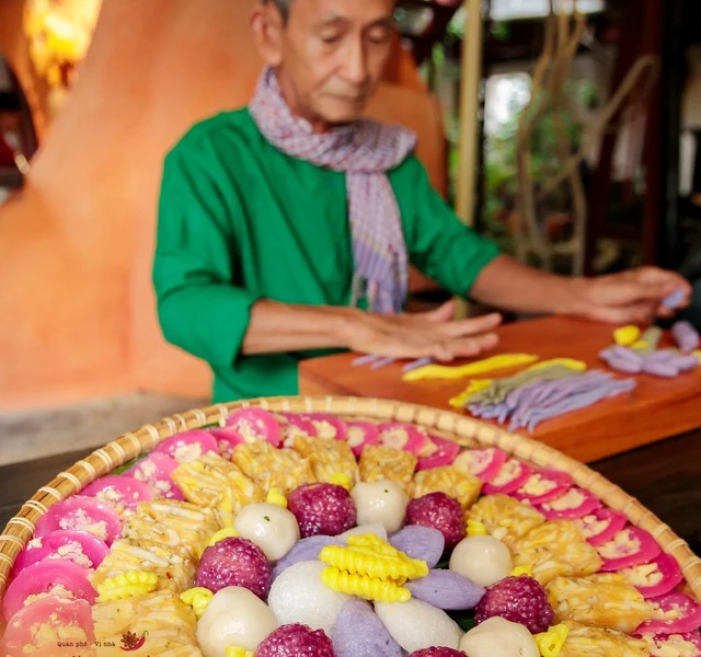 Thao tác bằng tay "bánh dân gian made handmade" là biệt danh của vợ chồng cô chú nghệ nhân Chín Chiều
